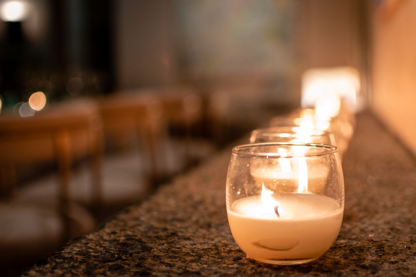 Velas cálidas Sand Home encendidas en fila